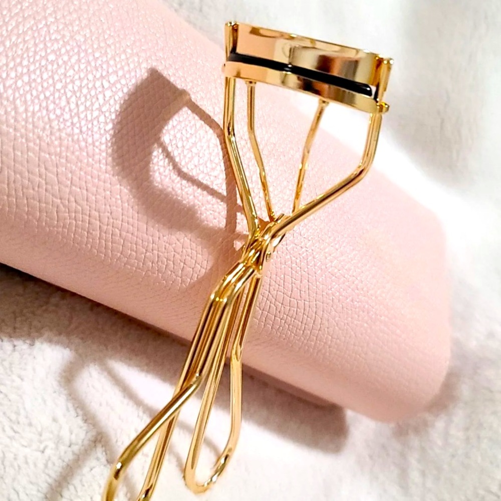 cle de peau eyelash curler
